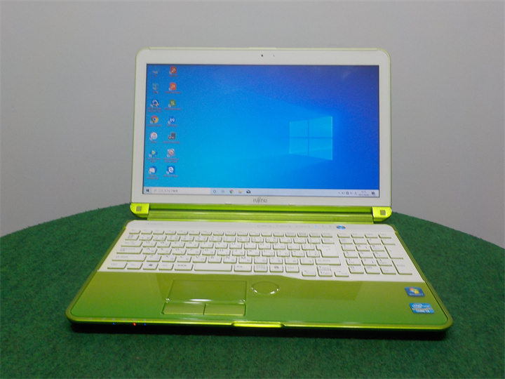 カメラ内蔵/中古/15型/ノートPC/Win10/新品SSD256/8GB/2世代i3/FMV 