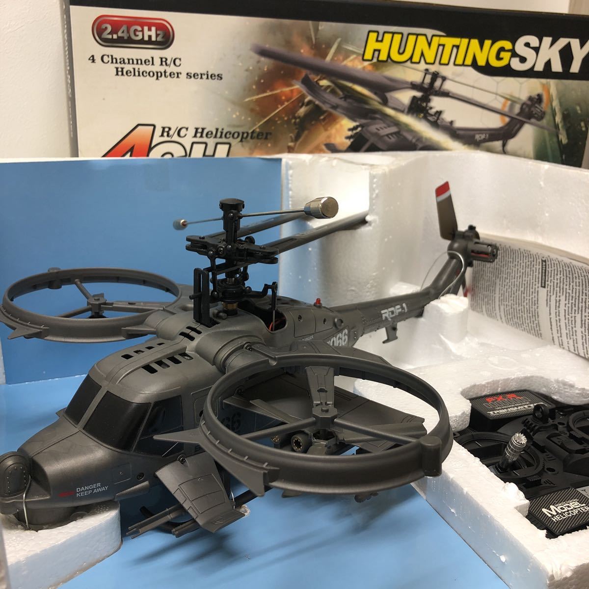 Y1220E3 未使用☆ラジコン HUNTING SKY 2.4G 4CH 3D ヘリコプター 武装  