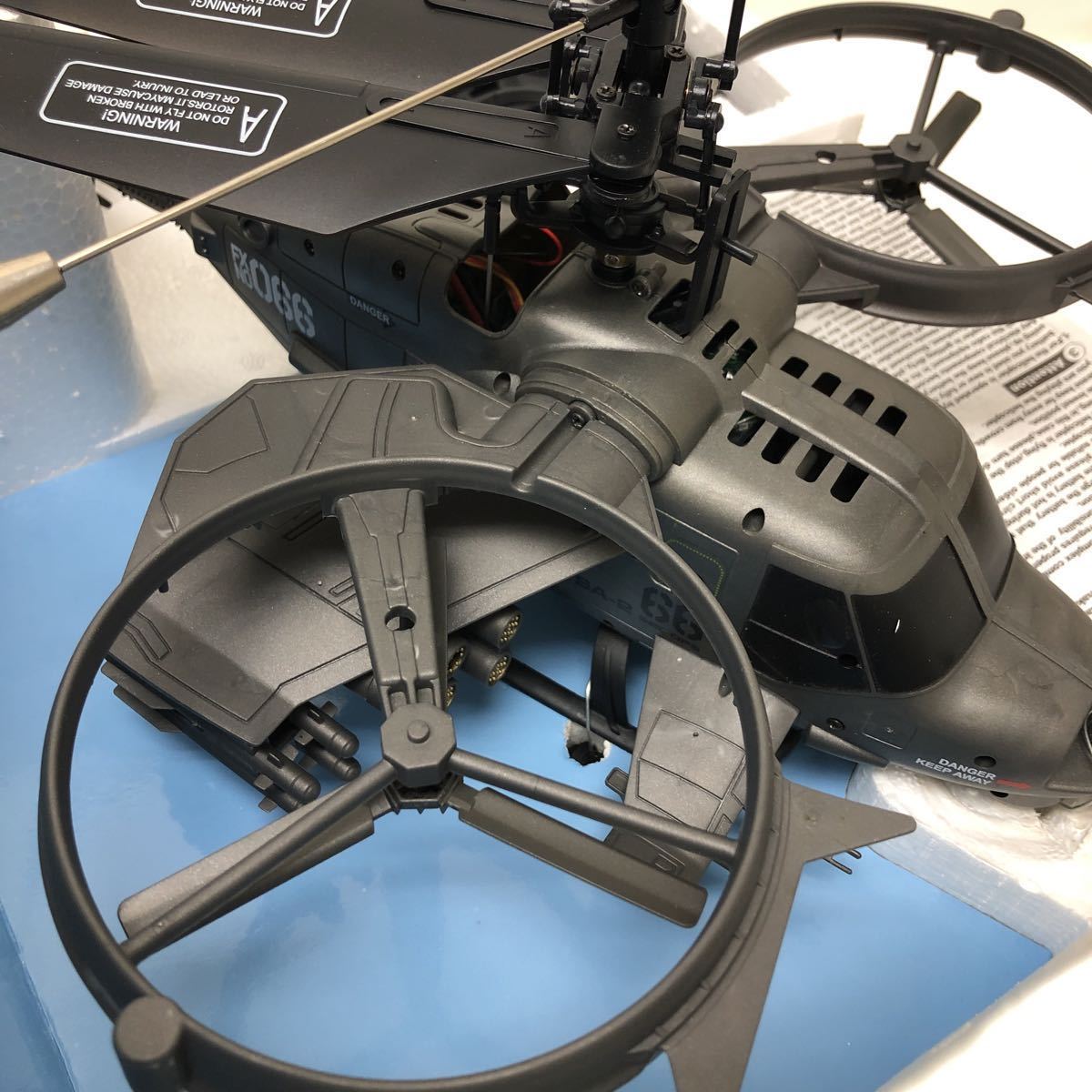 Y1220E3 未使用☆ラジコン HUNTING SKY 2.4G 4CH 3D ヘリコプター 武装  