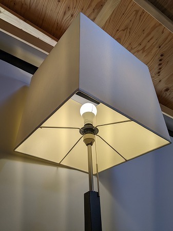 ヤマギワ フロアスタンド 木製（オーク？）と金属 ヤマギワ フロアスタンド 木製（オーク？）と金属 yamagiwa