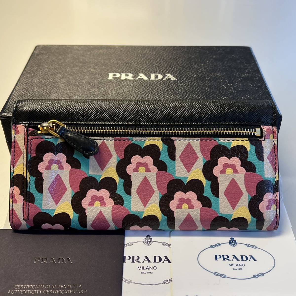 未使用に近い！ プラダ PRADA 財布 二つ折り 長財布 花柄 フラワー