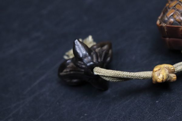 明治期 提物 極小竹籠 網代 印籠 煙草入 木製根付 犬緒締 TK042(根付