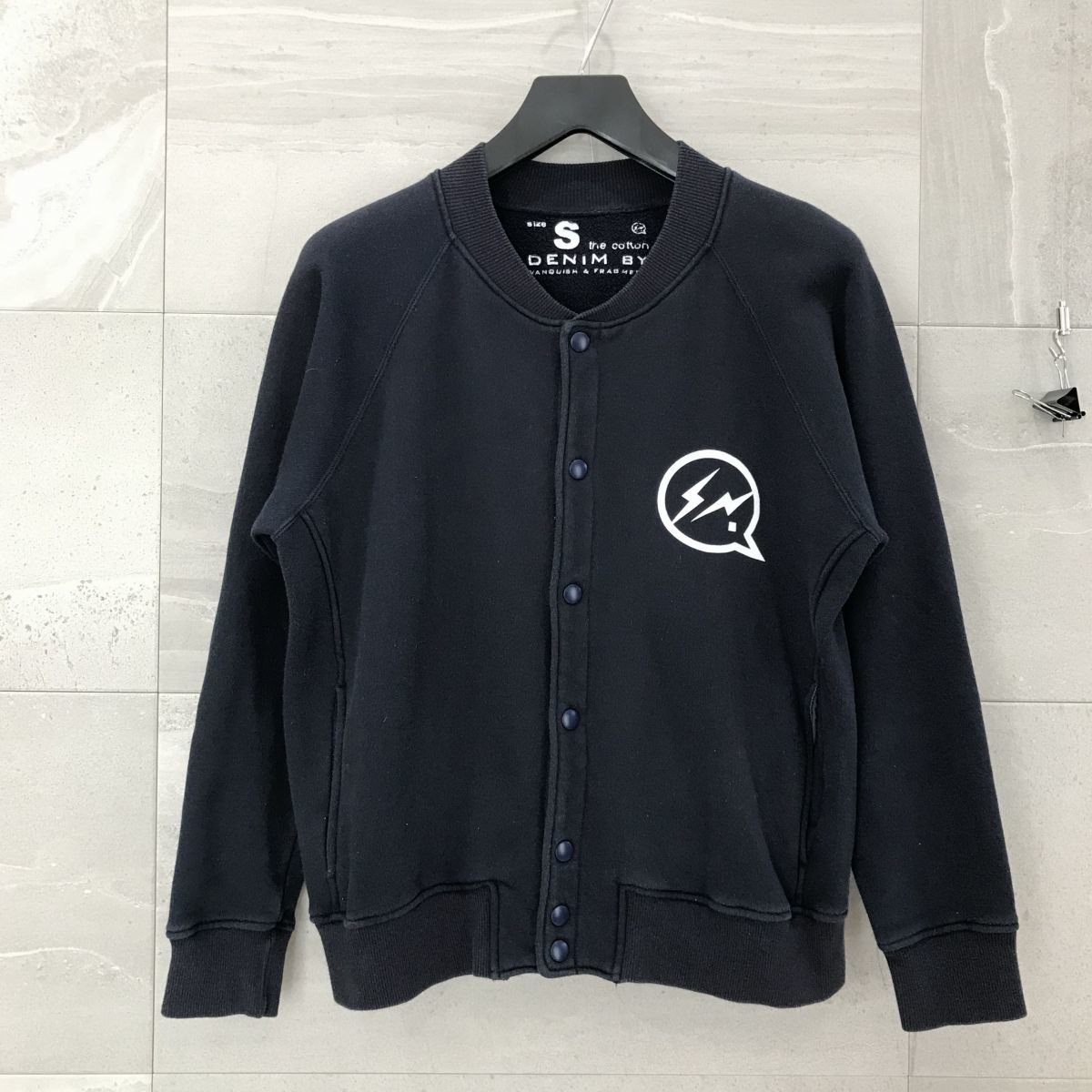  DENIM BY VANQUISH & FRAGMENT デニム バイ ヴァンキッシュ フラグメント ロゴプリント スウェット ジャケット / S メンズ / ネイビー(その他)｜売買されたオークション情報、yahooの商品情報をアー その他