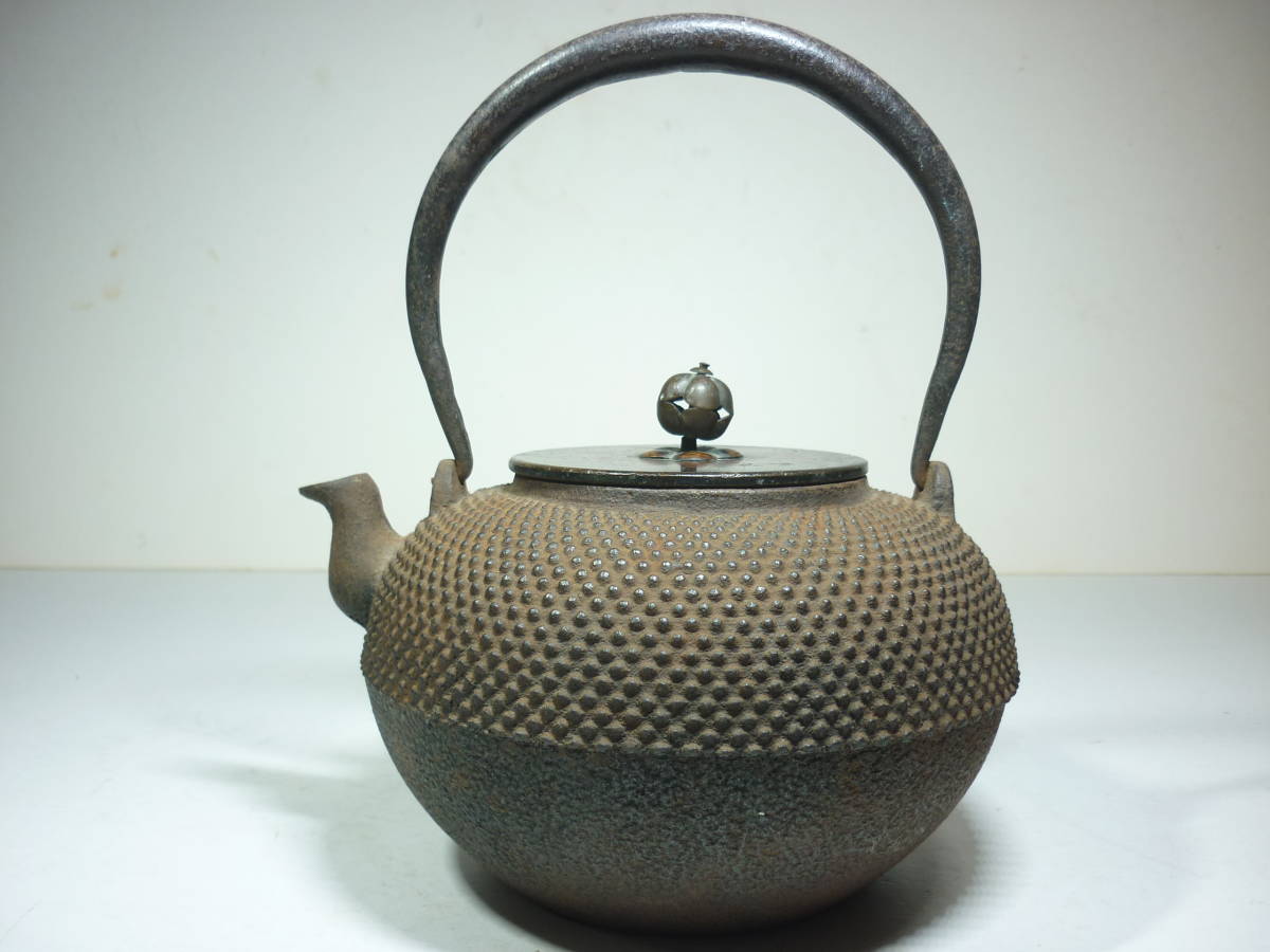  京都鉄瓶 釜師系 霰文平丸形鉄瓶 銅蓋 １447g(鉄瓶)｜売買されたオークション情報、yahooの商品情報をアーカイブ公開 - オークファン 鉄瓶