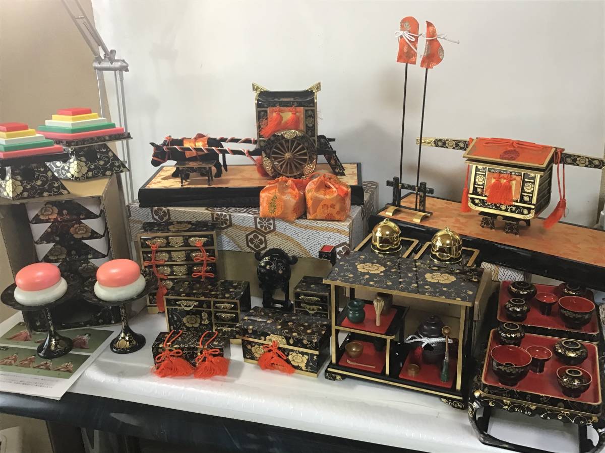 SALE，大人気 お雛さま 節句 特撰 御雛道具 まとめて 御駕籠／御所車／重箱／箪子／鏡台／針箱／衣裳袋／お茶道具／火鉢／高杯／お膳等 現状品(ひな人形)｜売買されたオークション情報、yahooの商品情報 ひな人形