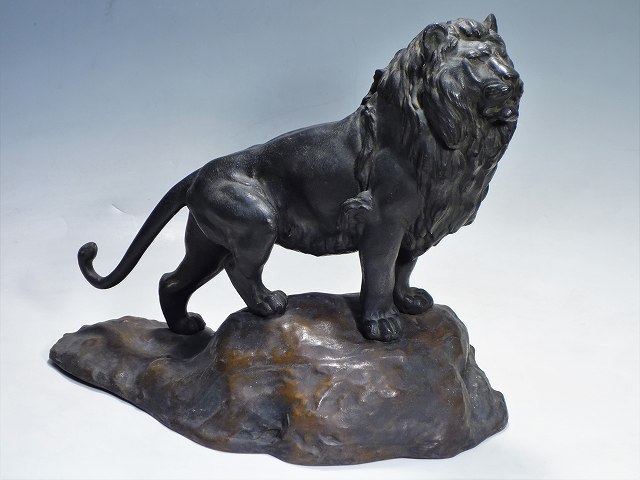 K02045【金属工芸品】ライオン ブロンズ像 置物 幅42.5cm 彫刻 