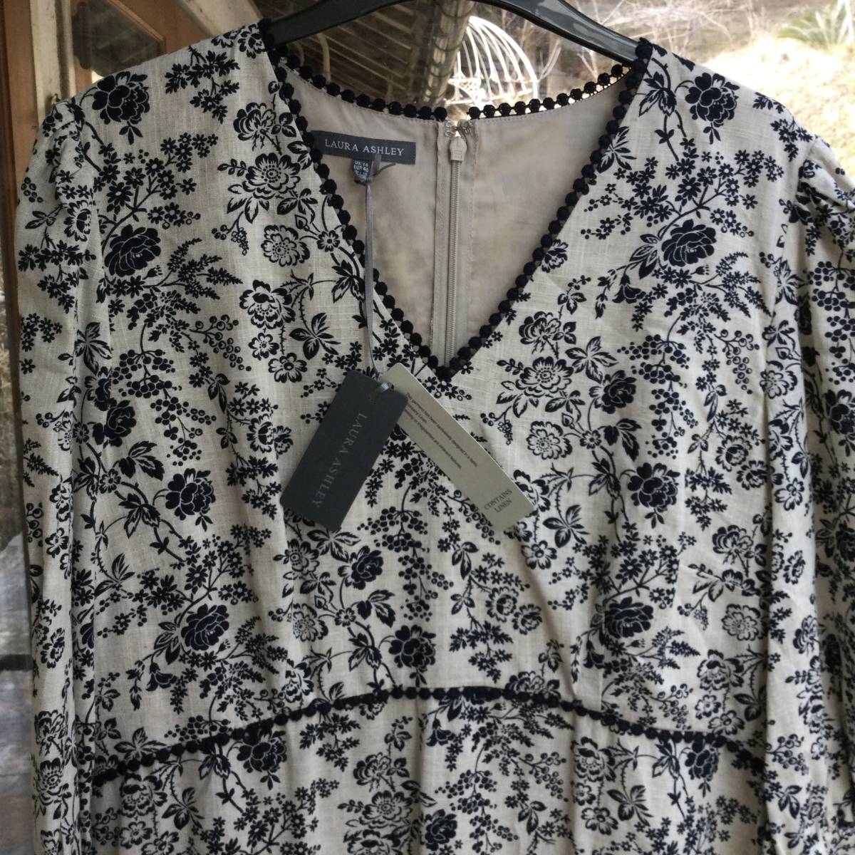 ローラアシュレイ ナチュラル地紺花柄ワンピース１３号 ワンピース 売買されたオークション情報 Yahooの商品情報をアーカイブ公開 オークファン Aucfan Com