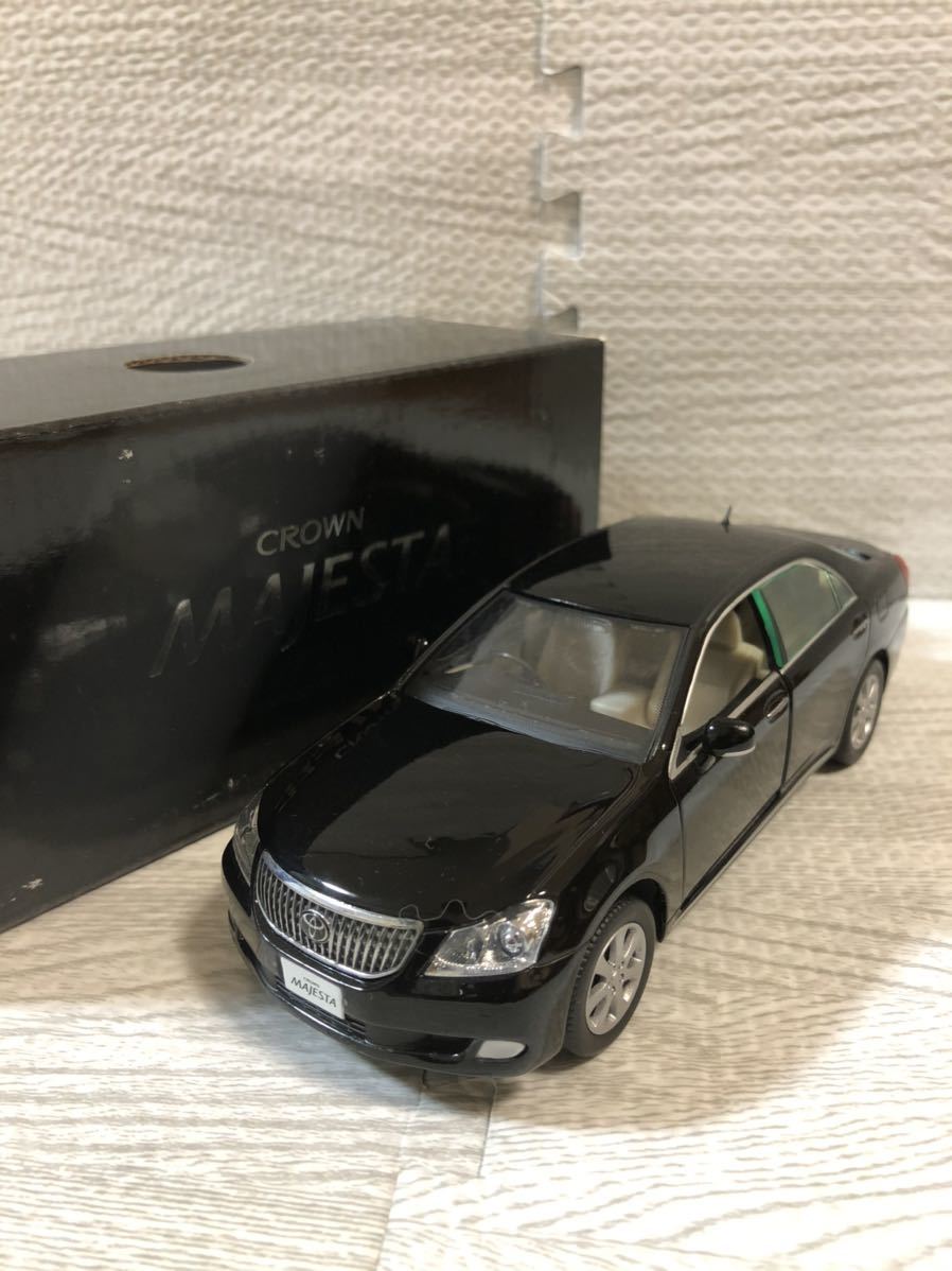 1⁄30 トヨタ カラーサンプル ミニカー | クラウンマジェスタ 旧型