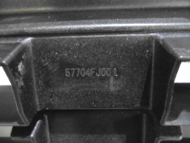 最安値，正規品 インプレッサ　フロントバンパー　GP1　前期　シルバー　G1U　b35053