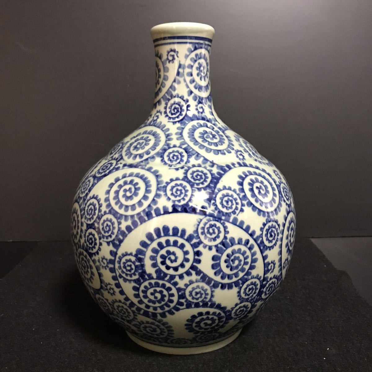 大清 雍正年製　青磁　唐草 人物 花瓶 傷無し BY755] 大清乾隆製 青磁染付 蛸唐草紋 徳利 花瓶 花生け 飾り壺 酒器