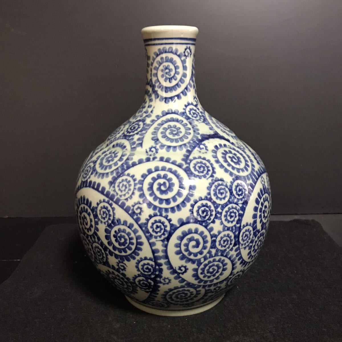 1513 中国大清乾隆年製銘青花瓶　官窯唐物　古美術品　染付 BY755] 大清乾隆製 青磁染付 蛸唐草紋 徳利 花瓶 花生け 飾り壺 酒器
