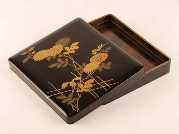 流】時代漆器 内梨地菊蒔絵硯箱 箱付 TD498 文化遺産オンライン - 菊蒔絵