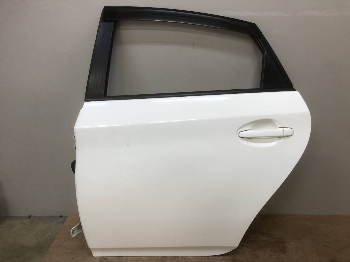 大型商品 管B143 DAA-ZVW30 プリウス H25年 後期 バックドア