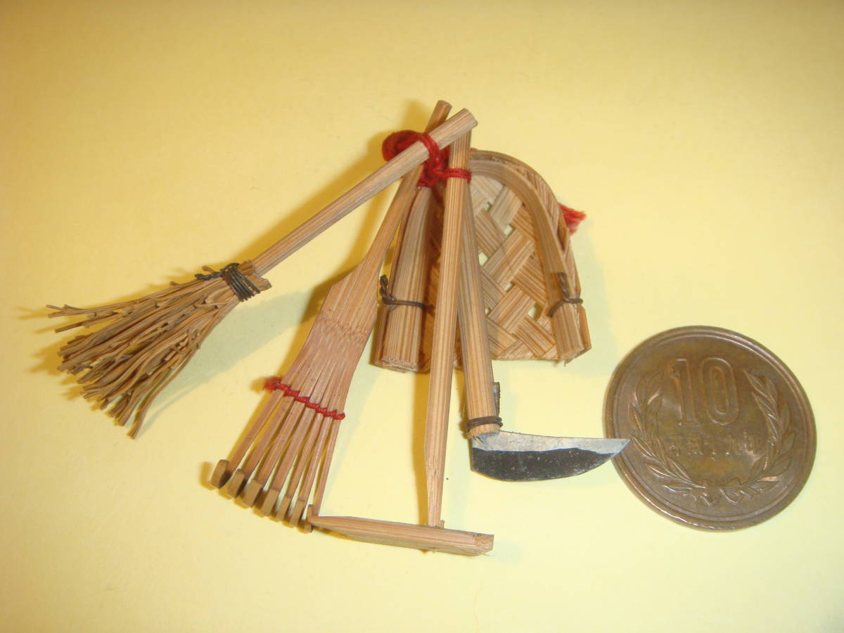 竹細工 ５点 竹箒 熊手 くわ 鎌 竹みの 竹箒の長さ約5cm ミニチュアサイズ 木工 竹工芸 売買されたオークション情報 Yahooの商品情報をアーカイブ公開 オークファン Aucfan Com