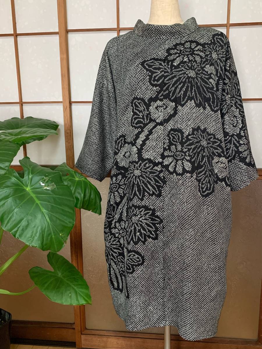 着物リメイク 正絹絞りのワンピース 黒地に花柄 ワンピース 売買されたオークション情報 Yahooの商品情報をアーカイブ公開 オークファン Aucfan Com