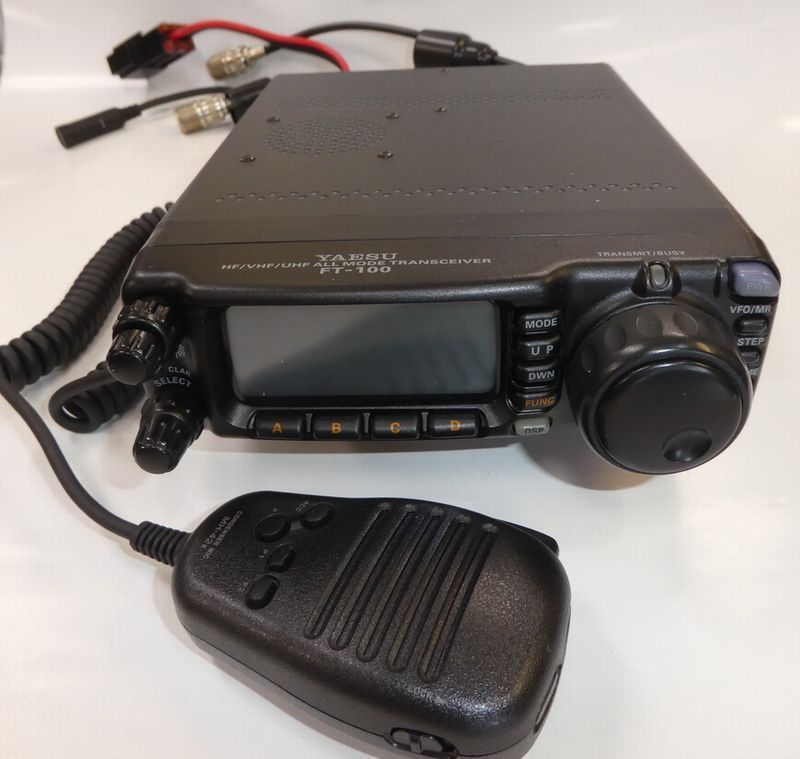 YAESU製 FT-100D HF/50/144/430オールモード100W機 Yaesu YAESU FT-100D FT-100 HF⁄50⁄144⁄430オールモード100W機