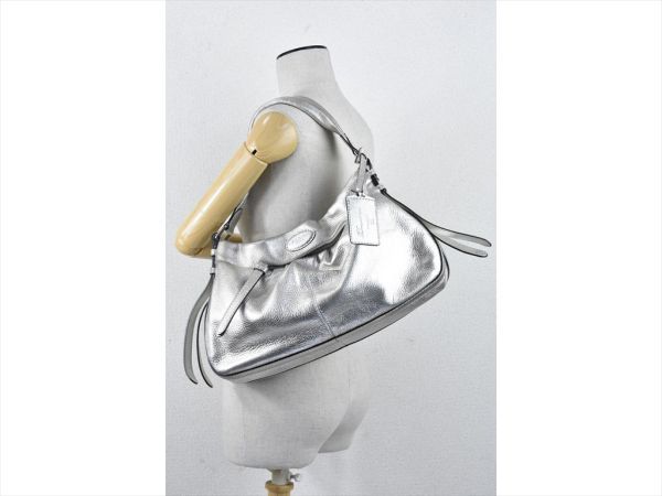 b91b11◇LANCEL ランセル◇牛革☆中はピンク◎シルバーのショルダー 