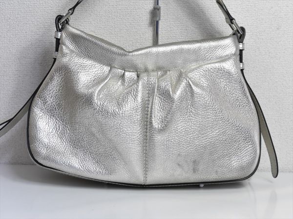 b91b11◇LANCEL ランセル◇牛革☆中はピンク◎シルバーのショルダー 