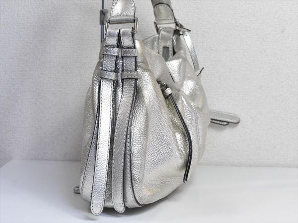 b91b11◇LANCEL ランセル◇牛革☆中はピンク◎シルバーのショルダー 