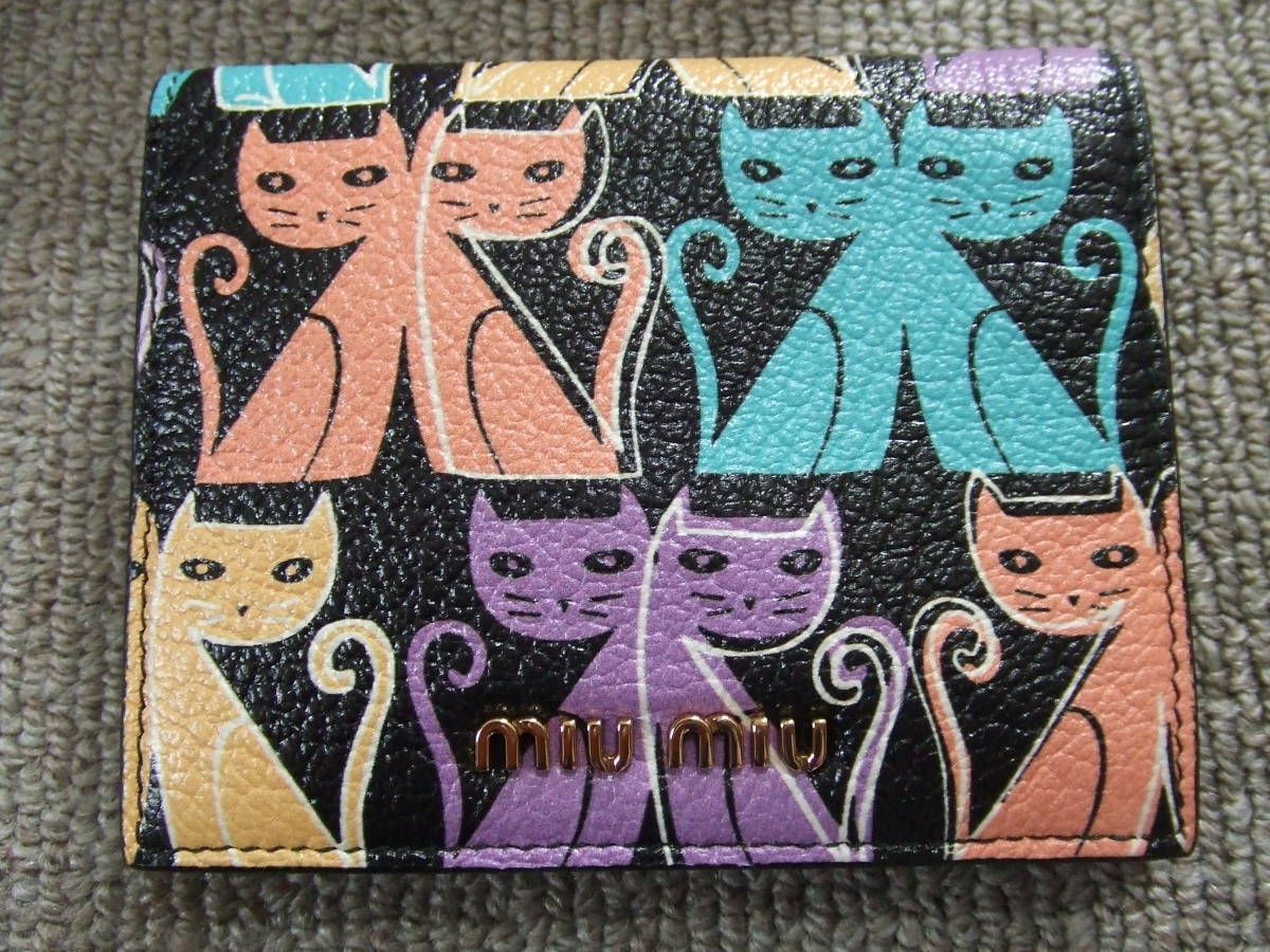 MIU miu MIU(ポーチ)のフリマアイテム一覧 新 子ネコのように好奇心と冒険心あふれるエネルギッシュな香り♪ 猫の通販 4☆ミュウミュウ☆MIUMIU☆可愛いネコちゃん☆二つ折り財布☆