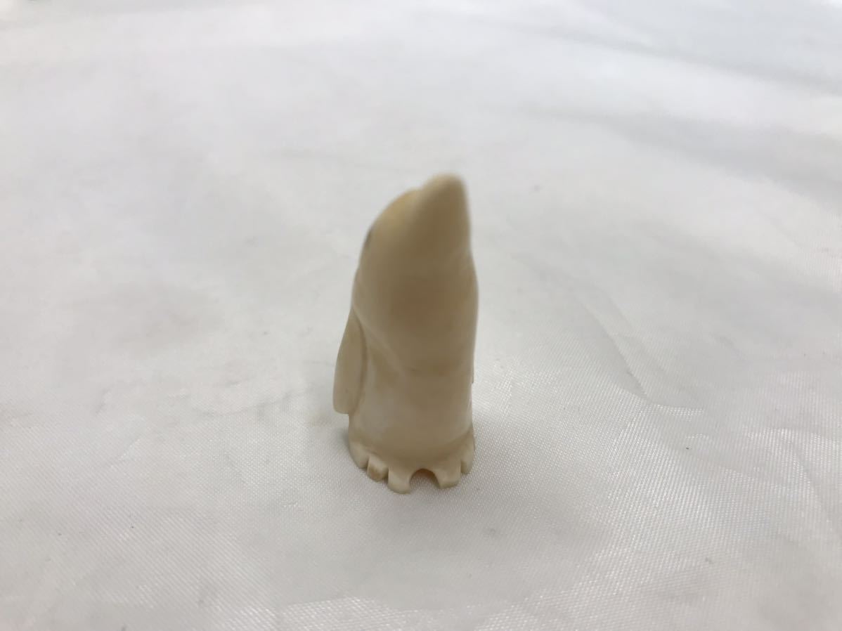 送料無料 クジラの歯 彫刻ペンギン 約6g 鯨の歯 くじら 牙 骨 加工