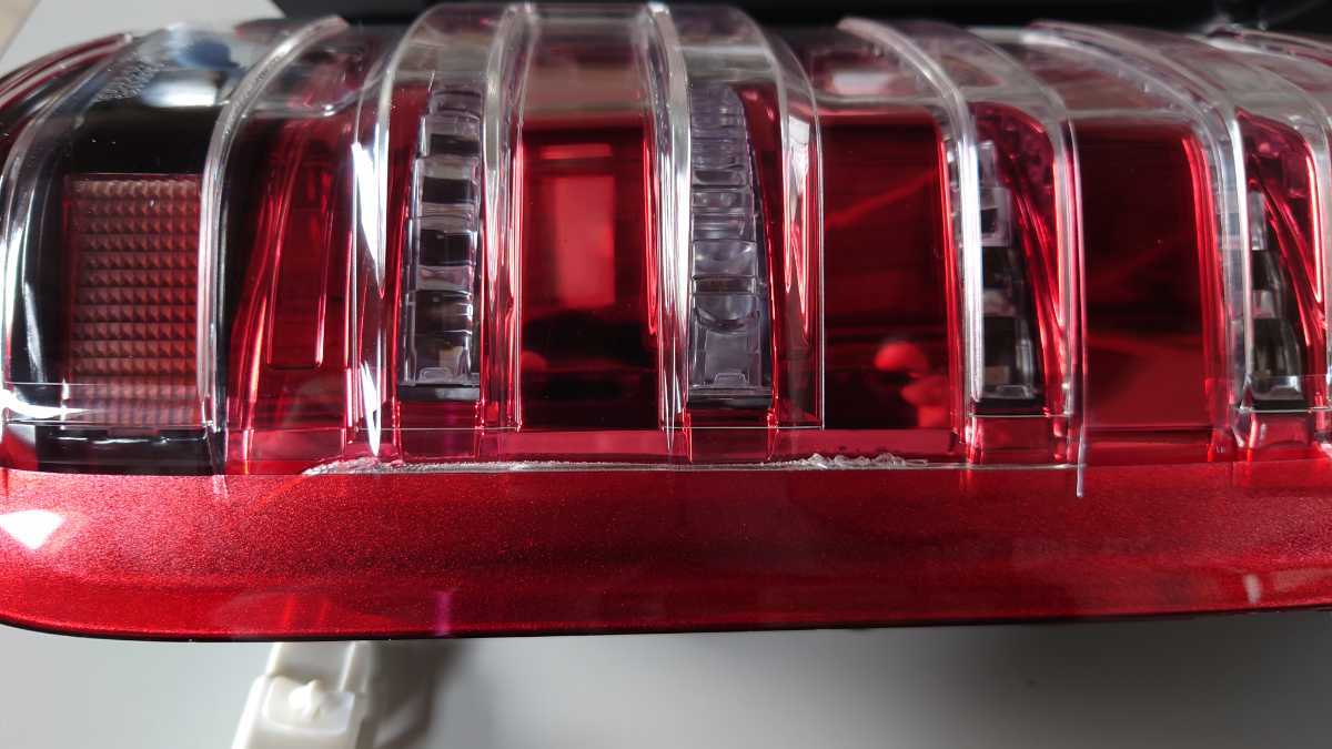 訳あり！ハイエース 200系 LEDテールランプ レッド 寒冷地仕様