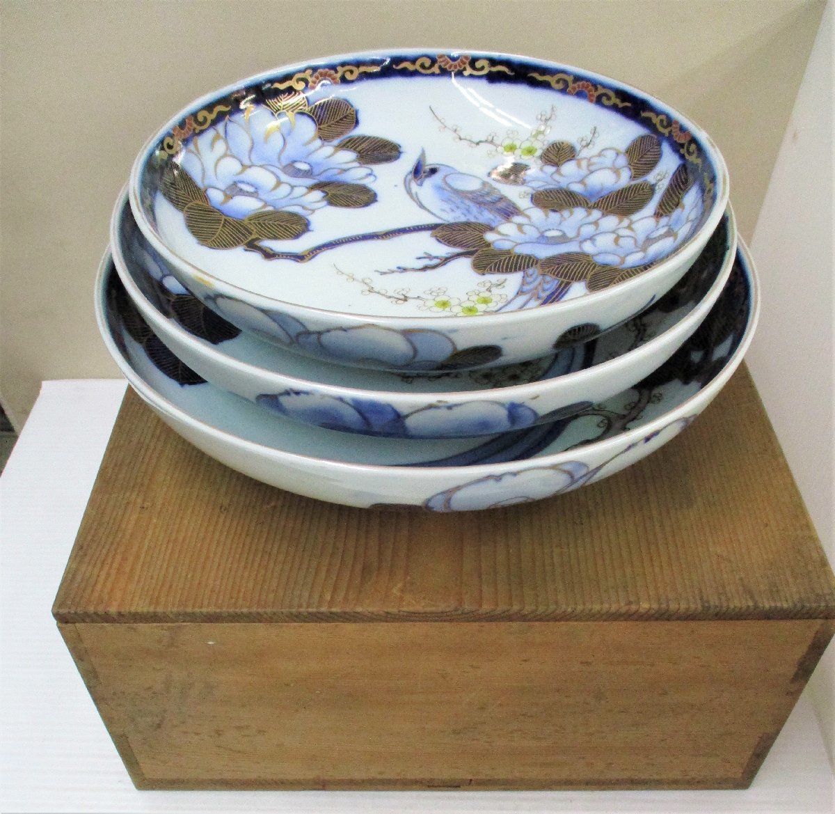 ★ 89870 大皿 椿鳥梅 3枚 φ25.7 / φ28 / φ31 木箱付き 大皿 陶磁器 レトロ ★*