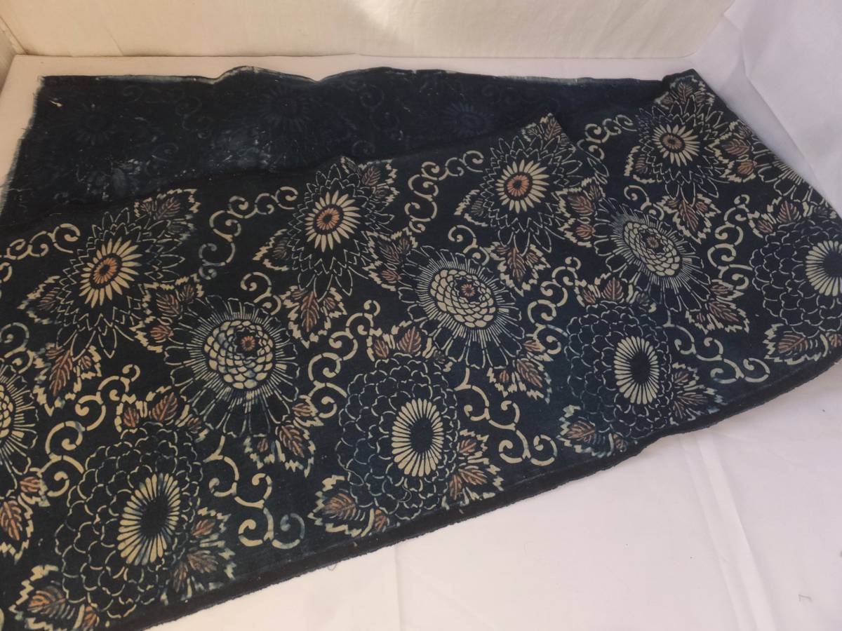 古布９４８　朱入りの型染め一巾　藍染め　木綿　菊花と唐草
