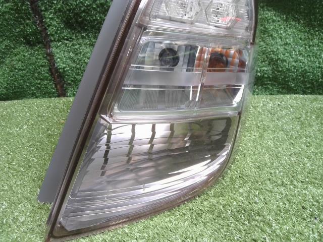 フィット DBA-GE8 右テールランプ フィット DBA-GE8 右テールランプ