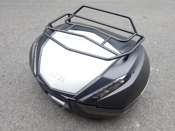 | GIVI カワサキ純正V47トップケースに、GIVIストップランプキット装着 GIVI(ジビ) リアボックス モノキーケース E135 バイク オプション ジビ V47 MONOKEYシリーズ用｜V47 ストップランプキット GIVI（ジビ） GIVIのトップケースをカスタム（ストップランプ、リモコン、照明） モノロックケース