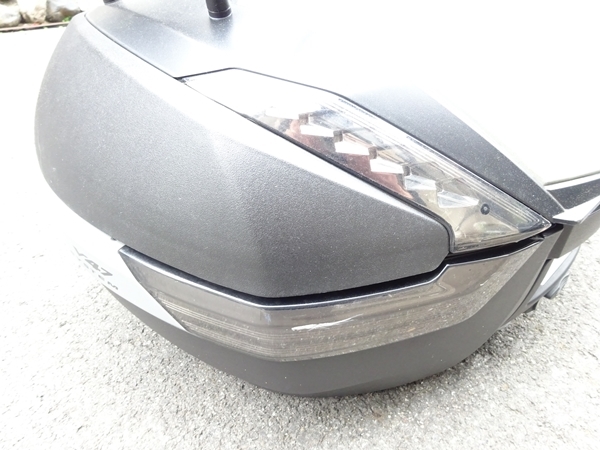 | GIVI カワサキ純正V47トップケースに、GIVIストップランプキット装着 GIVI(ジビ) リアボックス モノキーケース E135 バイク オプション ジビ V47 MONOKEYシリーズ用｜V47 ストップランプキット GIVI（ジビ） GIVIのトップケースをカスタム（ストップランプ、リモコン、照明） モノロックケース