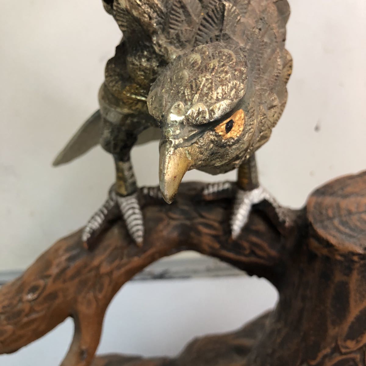 細密彫刻 松上鷹置物鳥 鷹 鉄製 金属製 飾り物 骨董 インテリア 置物 