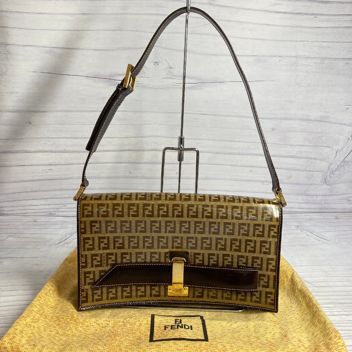f001sa C フェンディ FENDI ズッカ柄 ワンショルダーバッグ エナメル 