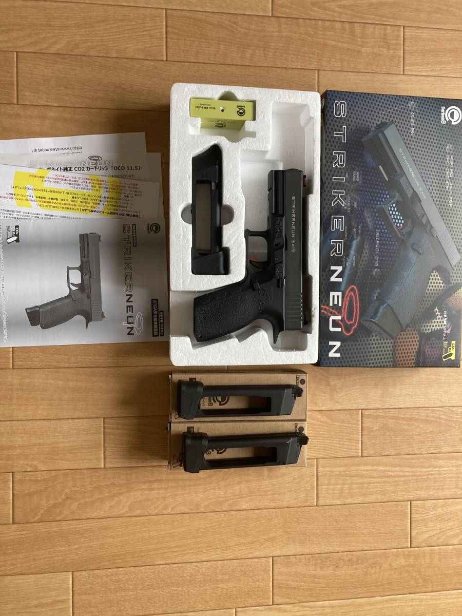 予備マガジン2本付きCarbon8製Co2 ガスブローバック ハンドガンSTRIKER