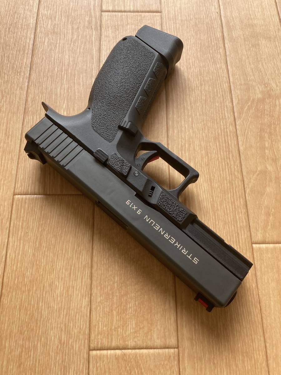 予備マガジン2本付きCarbon8製Co2 ガスブローバック ハンドガンSTRIKER