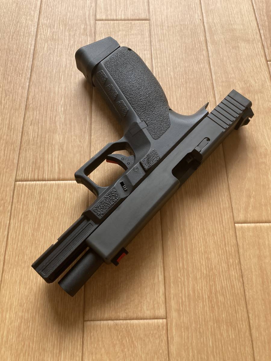 予備マガジン2本付きCarbon8製Co2 ガスブローバック ハンドガンSTRIKER