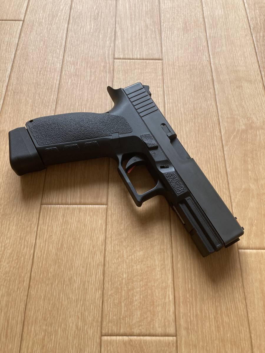 予備マガジン2本付きCarbon8製Co2 ガスブローバック ハンドガンSTRIKER