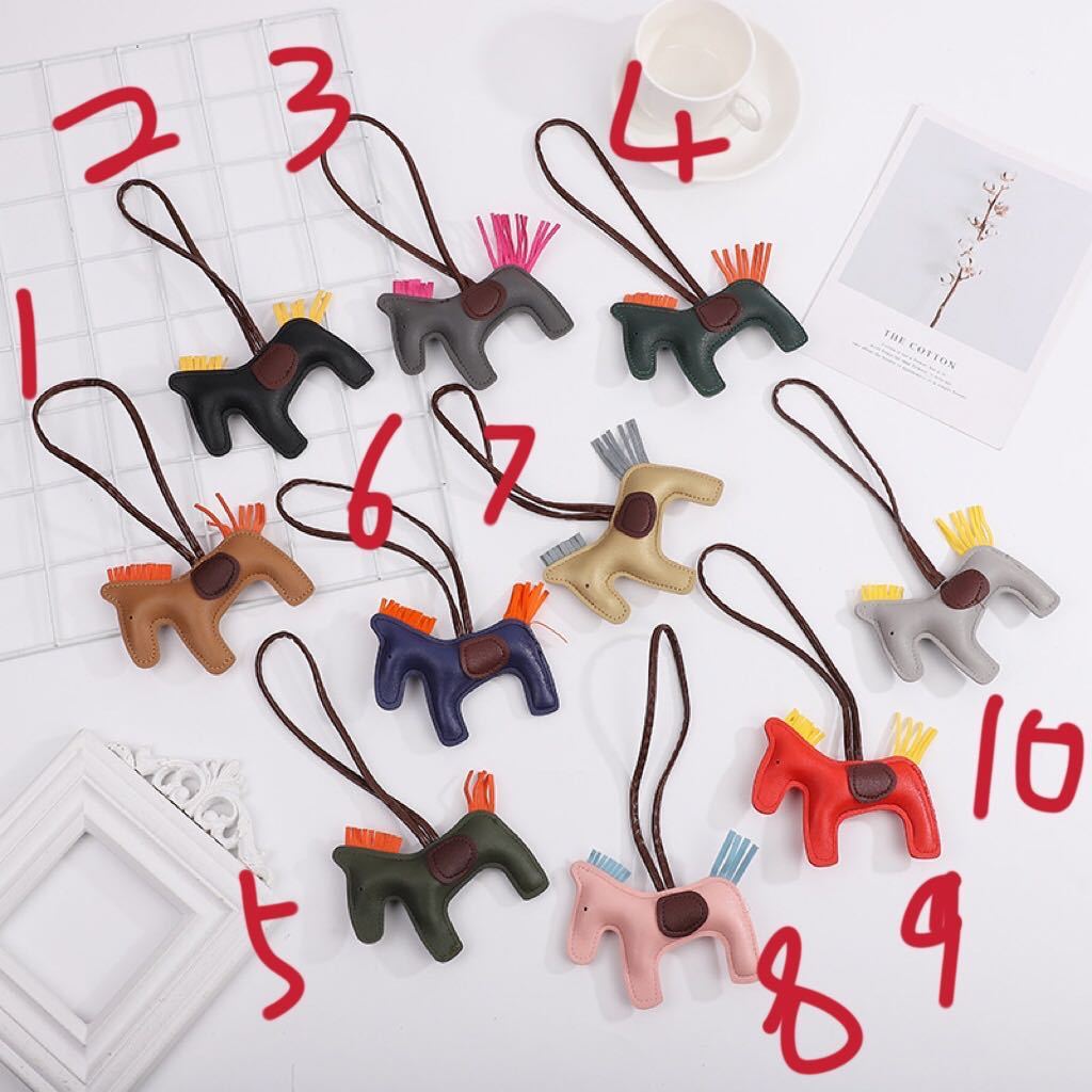 キーホルダー バッグチャーム 馬 おしゃれ 革 本革 アクセサリー レザー 皮革 牛革 ウマ 飾り かわいい 縁起の良い 小型 国内最大級のハンドメイド