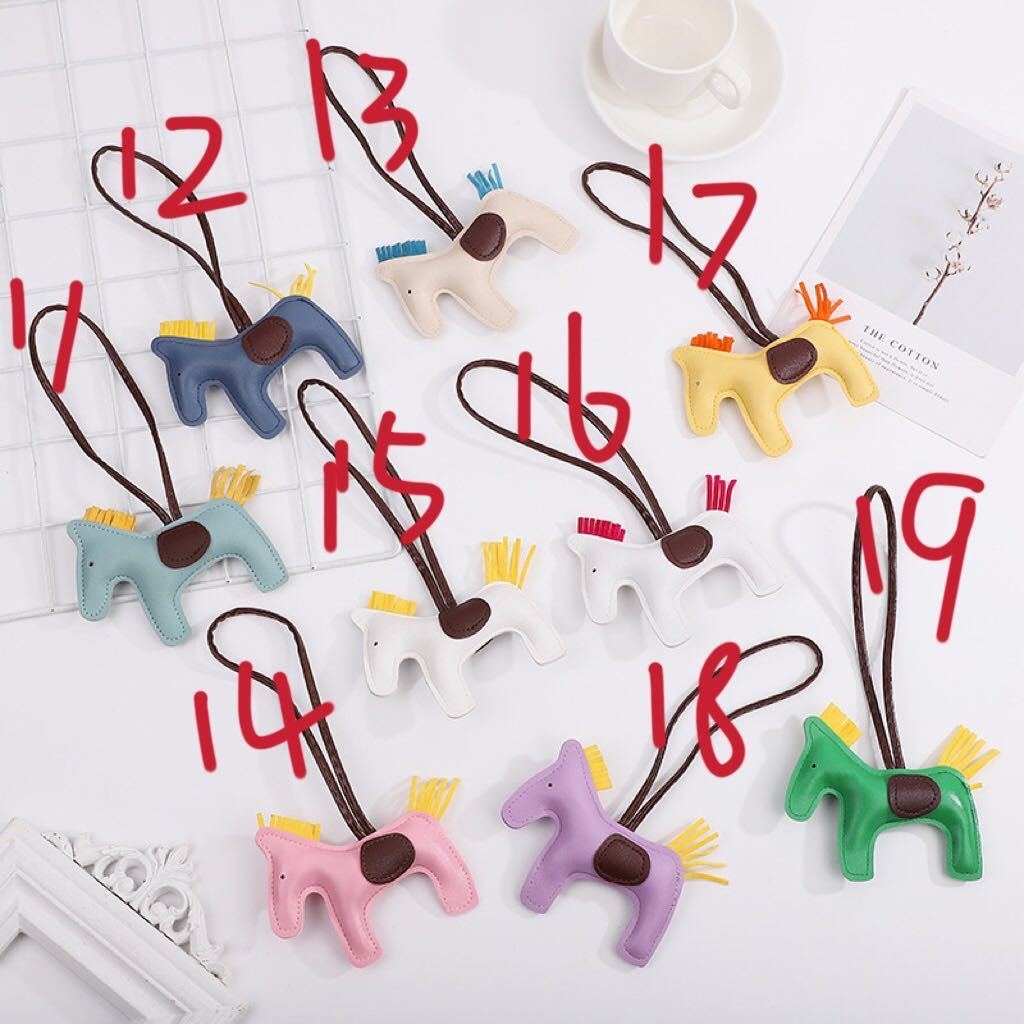 キーホルダー バッグチャーム 馬 おしゃれ 革 本革 アクセサリー レザー 皮革 牛革 ウマ 飾り かわいい 縁起の良い 小型 国内最大級のハンドメイド