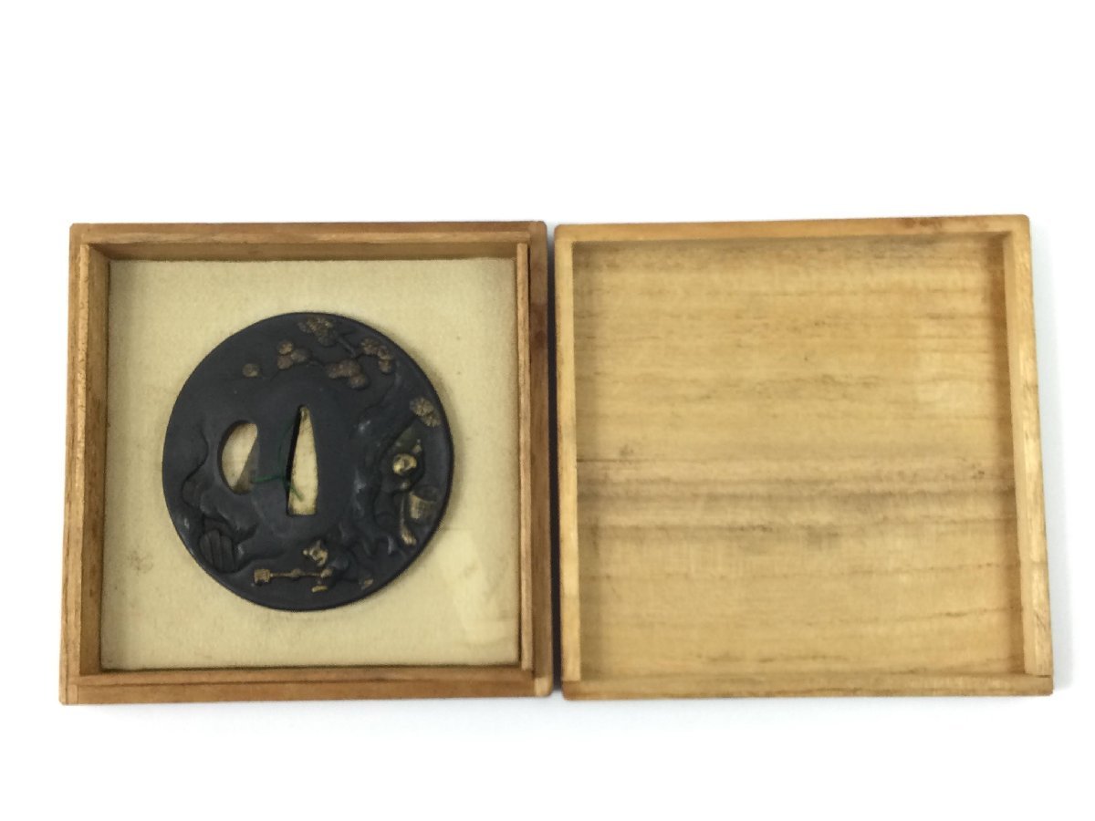 三】刀鍔 鉄地 刀装品 7×7.5cm 重さ約130.8g 金装飾 鍔 日本刀装具 刀