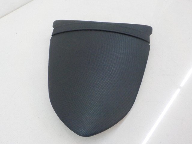 D132●○カワサキ　ZX-10R　純正タンデムシート（リアシート）4-6/9（せ）