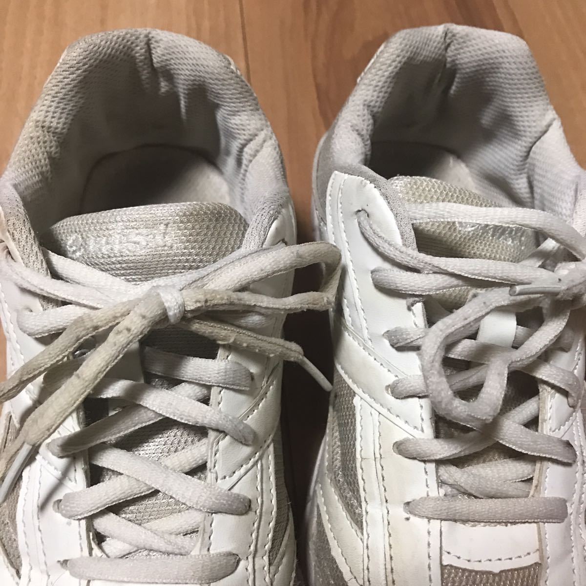 白 スニーカー シューズ 運動靴 通学用シューズ 上履き 23 0 通学靴 中学生 23cm 売買されたオークション情報 Yahooの商品情報をアーカイブ公開 オークファン Aucfan Com