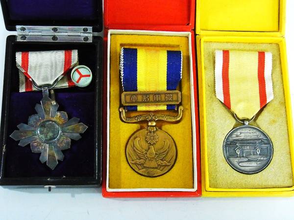 満州国勲章、従軍記章、記念章3点セット（徽章、溥儀）_1