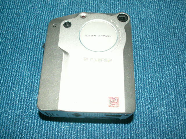 動作確認済み　日付保持バッテリー交換済　ポルシェデザイン　FinePix　６８００Z　バッテリー等、専用USB、３２MBメディア、取説 ポルシェデザイン 動作確認済み 日付保持内蔵バッテリー交換済 Yahoo!オークション - 「ポルシェデザイン」デジタルカメラ