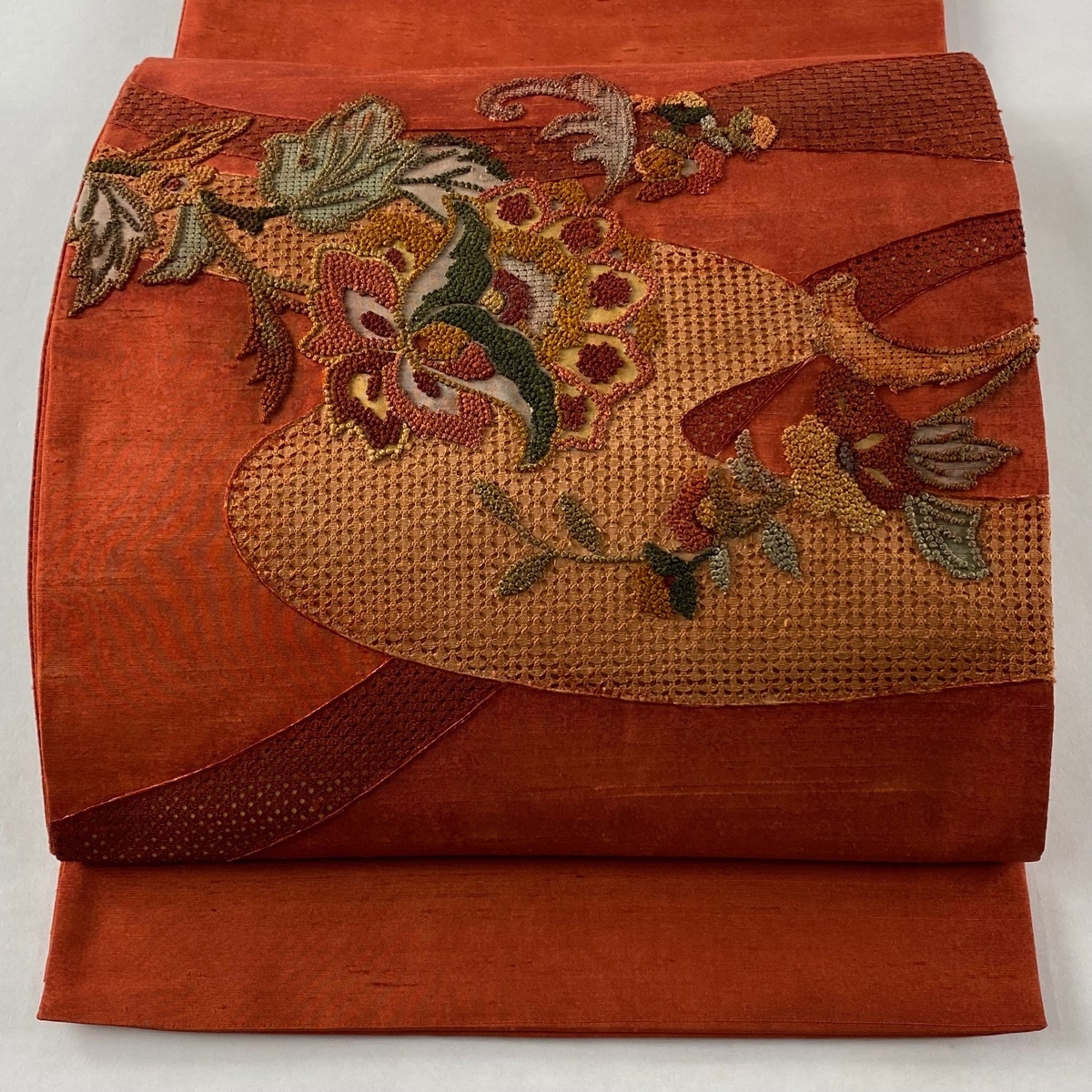 正規品 袋帯 優品 紬地 草花 刺繍 茜色 お太鼓柄 正絹(仕立て上がり)｜売買されたオークション情報、yahooの商品情報をアーカイブ公開 - オークファン 仕立て上がり