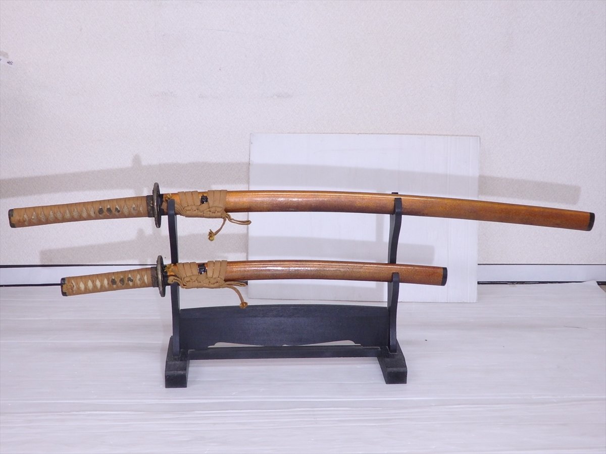 ☆梨地【模擬刀2本＆木製刀掛け付き】龍の鍔 長103.5cm 短69cm