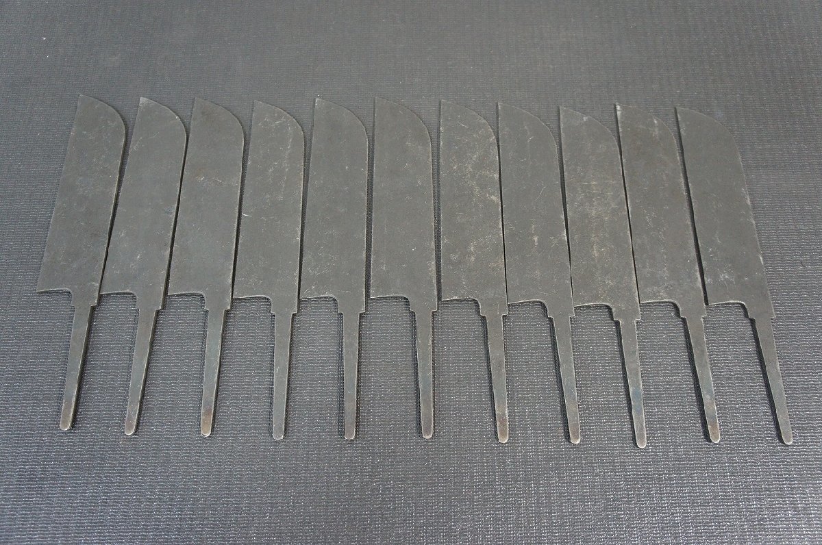 [MF][Sh346160]【未加工】鎌薄刃包丁 左用 まとめ売り 安来鋼白二 柄なし 全長約275ｍｍ 刃長約175ｍｍ 刃厚約4ｍｍ 計11本セット 未使用