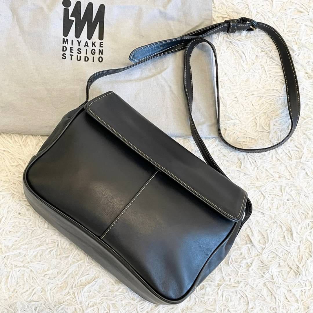 レディース 【美品】ISSEYMIYAKEイッセイミヤケデザインスタジオ本革 
