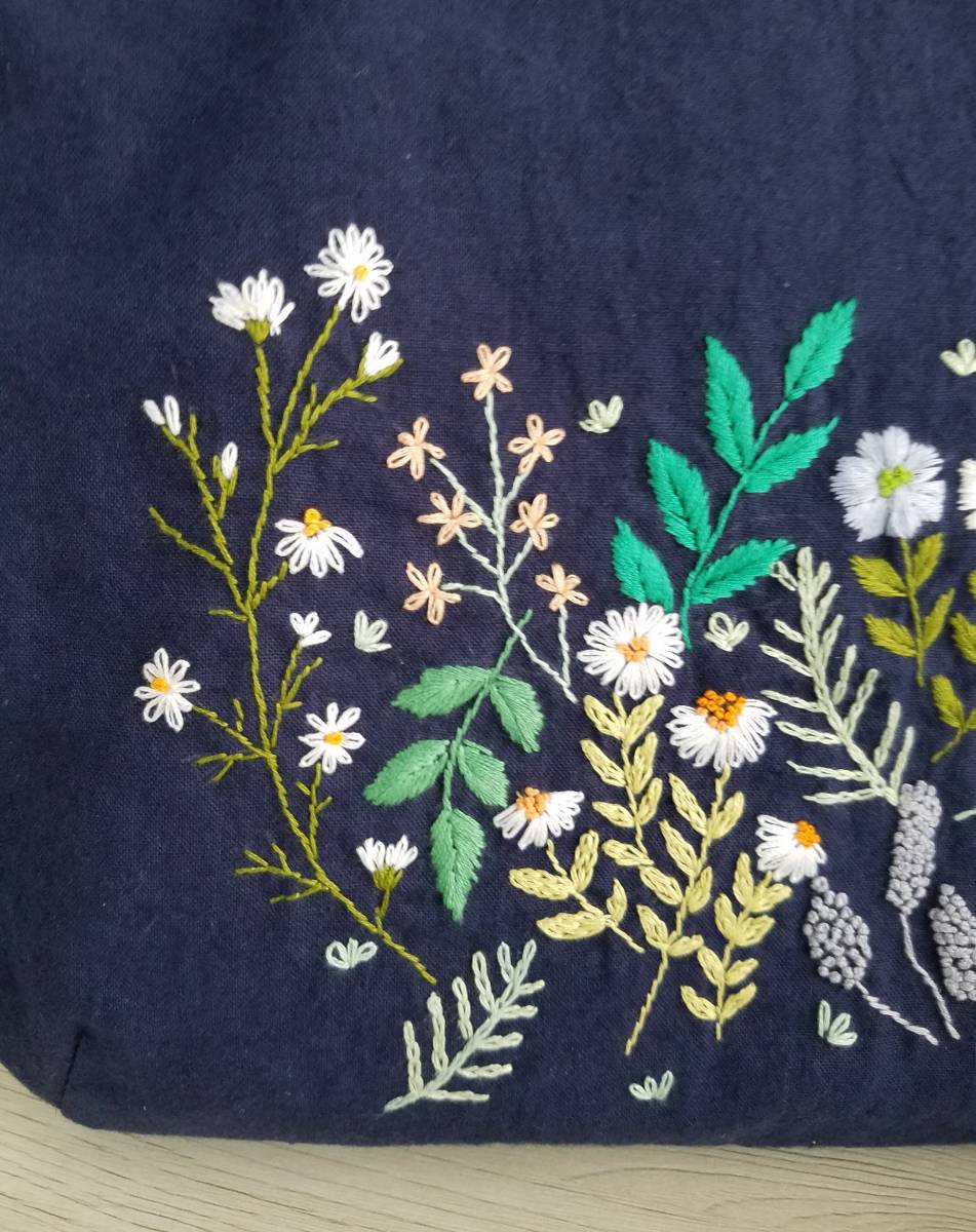 ネイビーリネン 色々なお花の手刺繍 トートバッグ ハンドメイド 本革 