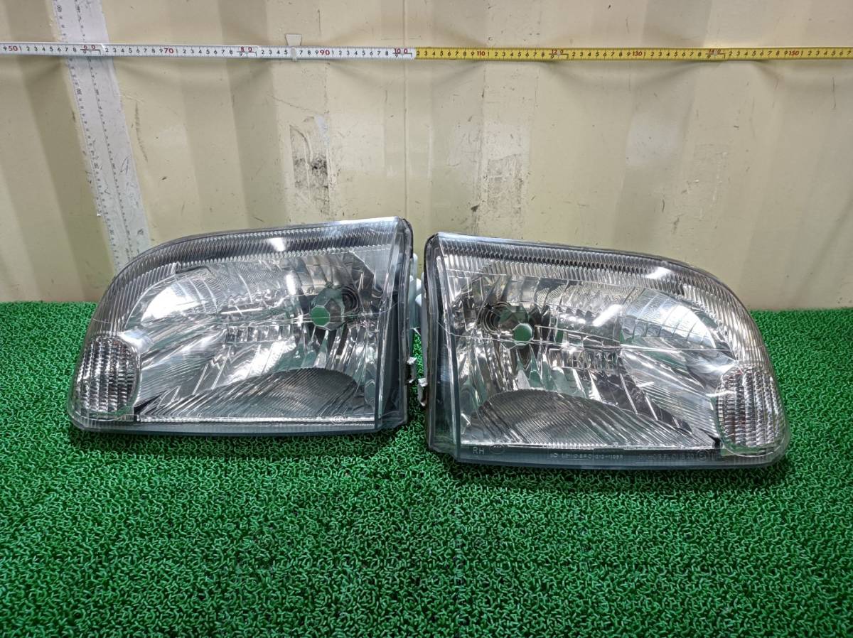 トヨタ ハイエース KZH100G 1997年式 ヘッドライト 左右 発送サイズ「L」 NSP14829